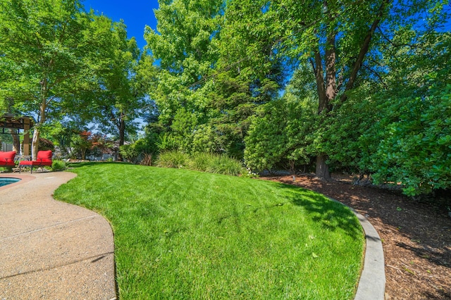 2990 Forest Hills Dr, Redding, CA 96002 - view of green lawn featuring a patio