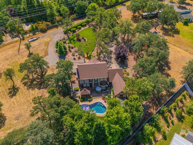 2990 Forest Hills Dr, Redding, CA 96002 - aerial view of property and surrounding area featuring a pool