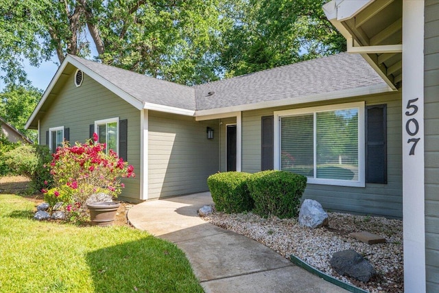 507 Olympic St, Redding, CA 96003 - view of front of home featuring a front yard and roof with shingles