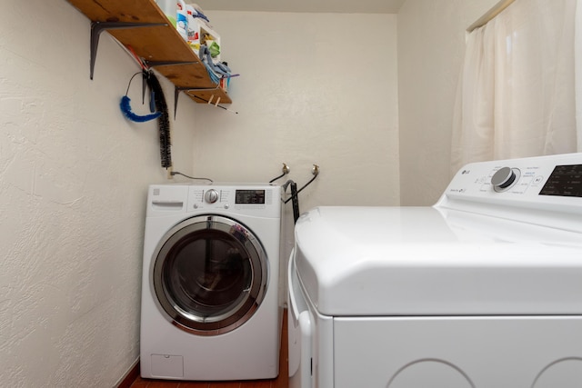 1384 Diamond St, Anderson, CA 96007 - laundry area featuring washer and clothes dryer and a textured wall