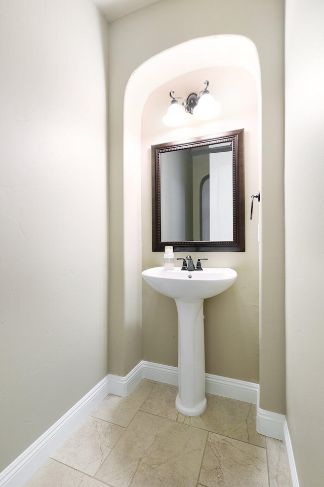 20284 Domaine Pl, Anderson, CA 96007 - bathroom with baseboards
