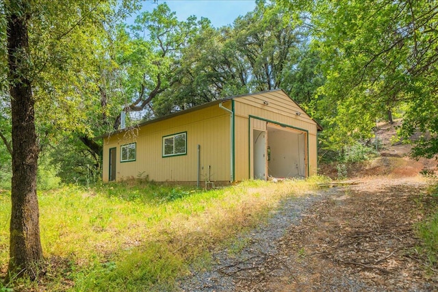 17171 Flanagan Rd, Redding, CA 96003 - view of outdoor structure featuring driveway