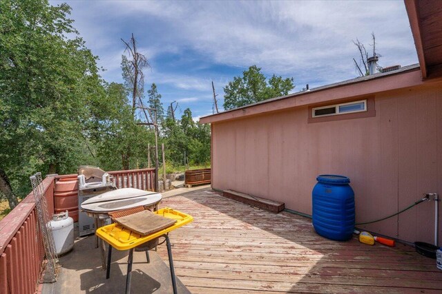 16605 Lassen Ave, Anderson, CA 96007 - view of wooden deck