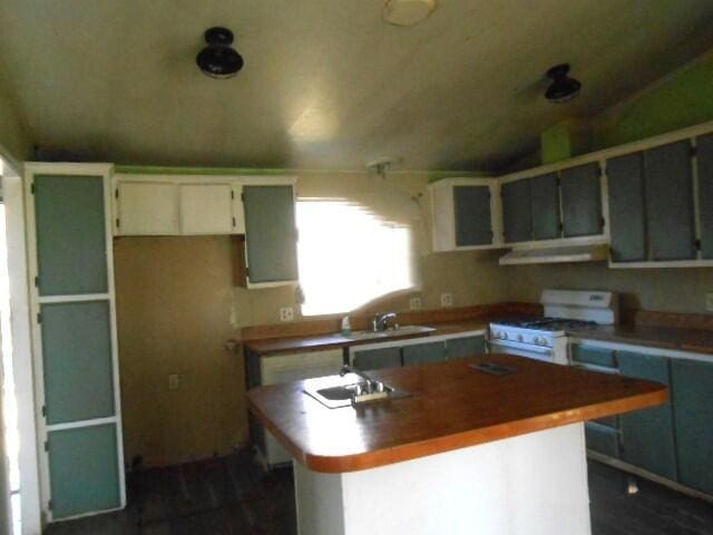 1090 Crooked Oak Ln, Redding, CA 96003 - kitchen with gas range gas stove, under cabinet range hood, a sink, a center island, and dark wood-style flooring
