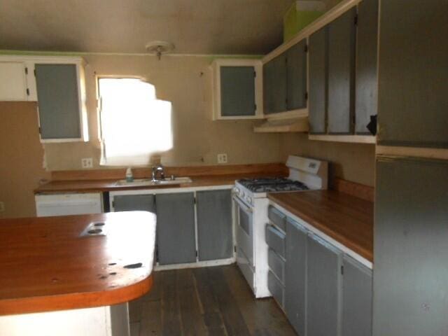 1090 Crooked Oak Ln, Redding, CA 96003 - kitchen featuring white gas range oven, under cabinet range hood, dark wood-type flooring, a sink, and gray cabinets