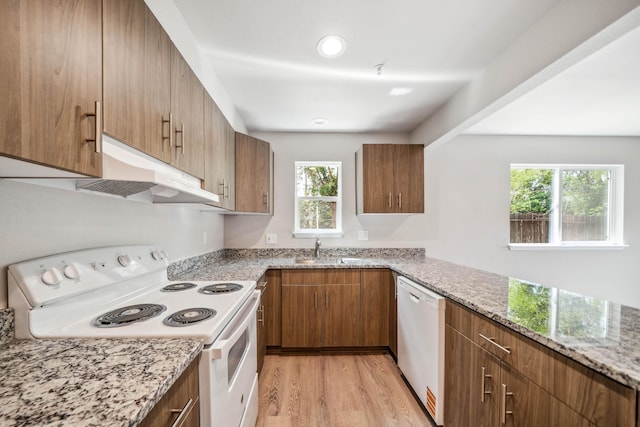 628 Hartnell Ave, Redding, CA 96002 - kitchen featuring white appliances, under cabinet range hood, a sink, healthy amount of natural light, and recessed lighting