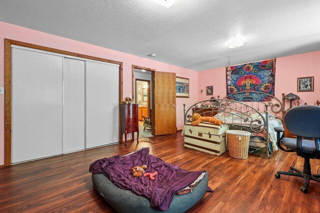7372 Tahoe Ln, Shingletown, CA 96088 - bedroom featuring wood finished floors, a textured ceiling, and a closet