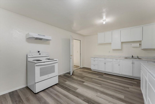 9279 Thatcher Mill Rd, Shingletown, CA 96088 - kitchen with electric stove, under cabinet range hood, a sink, light wood finished floors, and light countertops