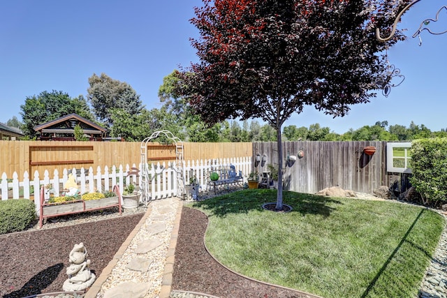 2654 Queens Way, Redding, CA 96001 - view of yard
