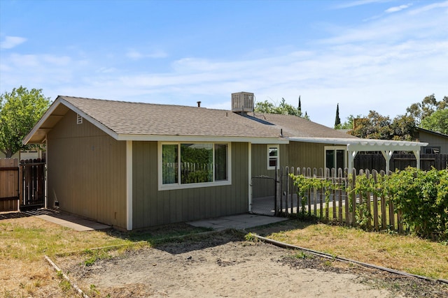 635 Nicklaus Ave, Red Bluff, CA 96080 - view of front of home featuring a gate and roof with shingles