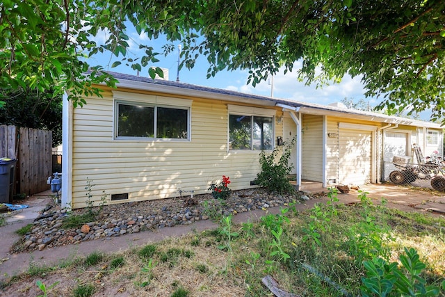 3262 Camellia St, Anderson, CA 96007 - ranch-style house featuring an attached garage, crawl space, and concrete driveway
