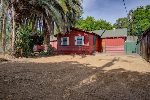 2915 Rockabye Ln, Redding, CA 96002 - view of front facade featuring crawl space