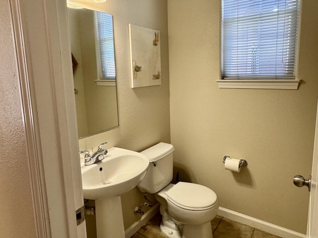 2135 Vienna Way, Redding, CA 96003 - bathroom featuring toilet, baseboards, tile patterned flooring, and a sink