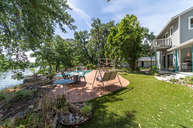 2940 Felstet Ln, Redding, CA 96001 - view of grassy yard featuring a patio area, a balcony, an outdoor pool, and a water view