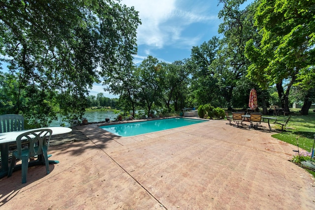 2940 Felstet Ln, Redding, CA 96001 - outdoor pool with a patio area