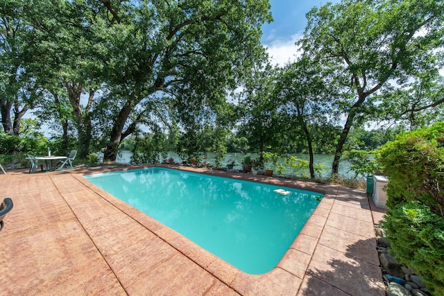 2940 Felstet Ln, Redding, CA 96001 - swimming pool featuring a patio