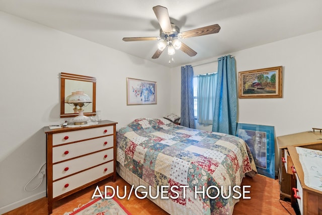 2940 Felstet Ln, Redding, CA 96001 - bedroom featuring a ceiling fan