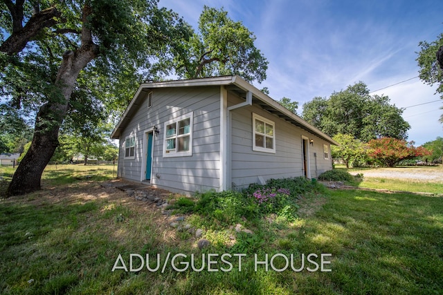 2940 Felstet Ln, Redding, CA 96001 - view of side of home with a yard