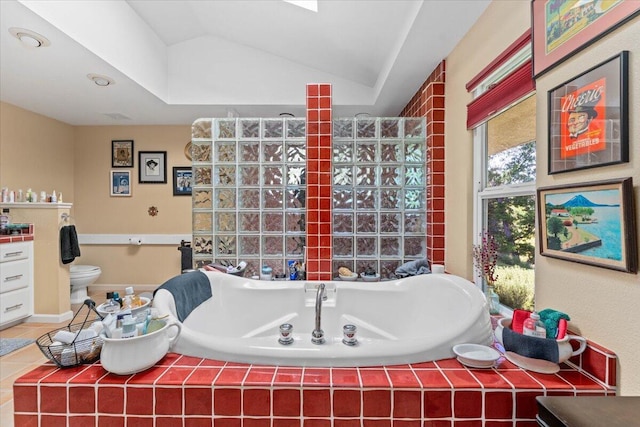 3141 Meadow Oak Dr, Cottonwood, CA 96022 - bathroom featuring a garden tub, toilet, and lofted ceiling