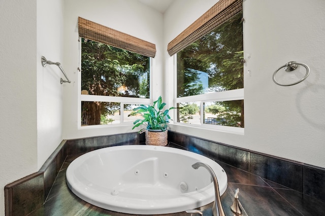 1005 Albion Ave, Redding, CA 96003 - bathroom featuring a jetted tub