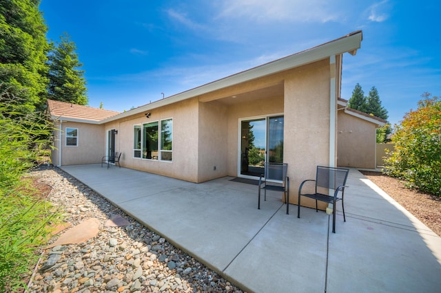 1005 Albion Ave, Redding, CA 96003 - back of property with stucco siding and a patio
