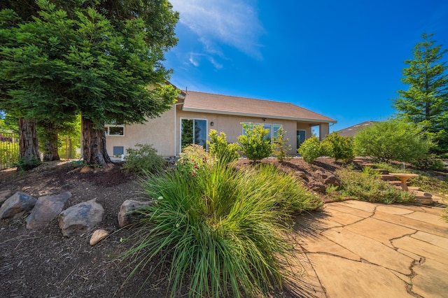 1005 Albion Ave, Redding, CA 96003 - view of front facade featuring stucco siding and a tile roof