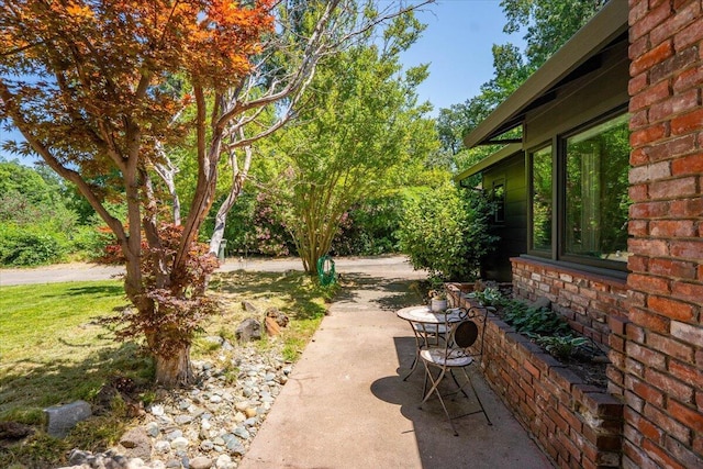 2551 S Waverly Ave, Redding, CA 96001 - view of patio / terrace