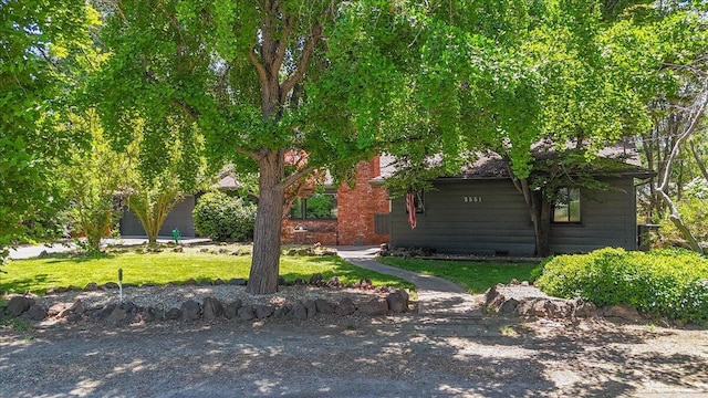 2551 S Waverly Ave, Redding, CA 96001 - view of front of home with a front yard