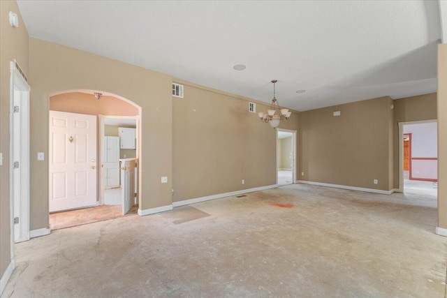 22400 E Elk Trl, Redding, CA 96003 - spare room with arched walkways, baseboards, a chandelier, and a smoke detector