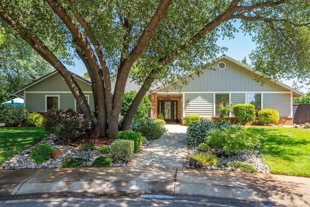 2364 La Madre Ct, Redding, CA 96002 - view of front facade with a front lawn
