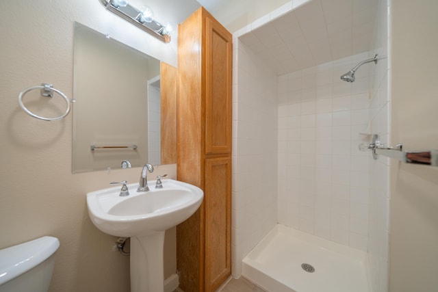 5867 Bell Rd, Redding, CA 96001 - bathroom featuring toilet, tiled shower, and a sink