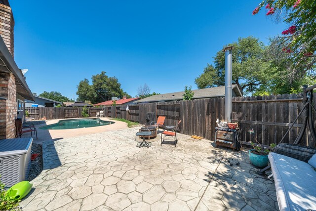 1136 Woodland Ter, Redding, CA 96002 - fenced backyard featuring a patio