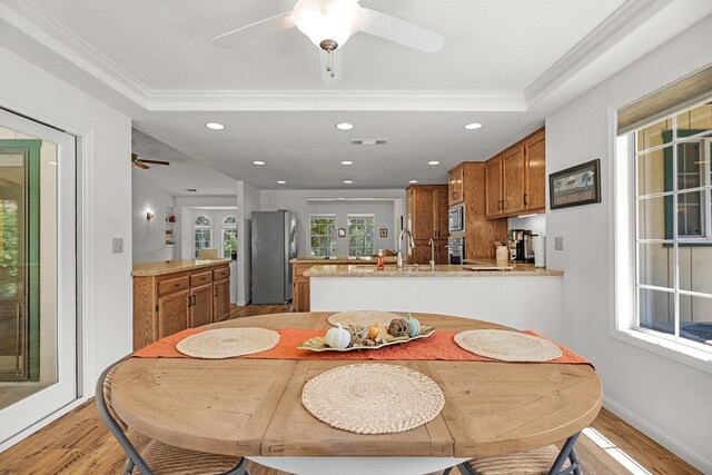 21247 Creekside Dr, Red Bluff, CA 96080 - dining area with ceiling fan, light wood-style floors, crown molding, recessed lighting, and baseboards