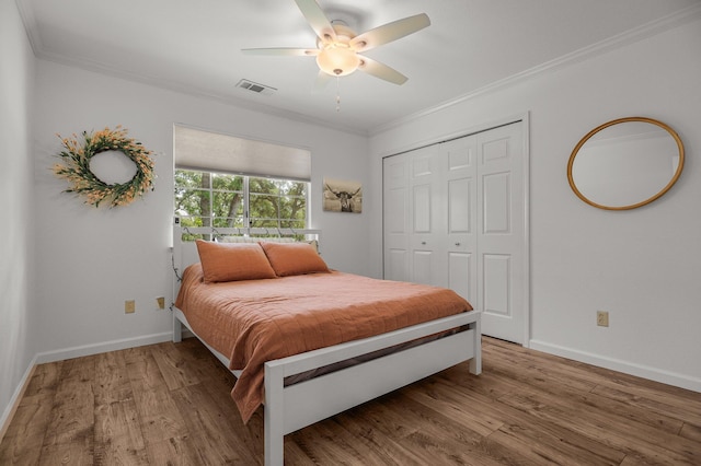 21247 Creekside Dr, Red Bluff, CA 96080 - bedroom featuring ornamental molding, a closet, wood finished floors, baseboards, and ceiling fan