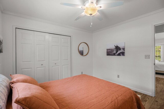 21247 Creekside Dr, Red Bluff, CA 96080 - bedroom with wood finished floors, ornamental molding, a closet, baseboards, and ceiling fan
