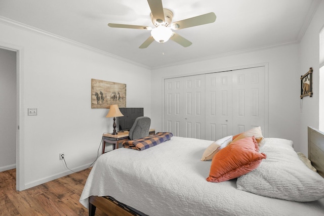 21247 Creekside Dr, Red Bluff, CA 96080 - bedroom with wood finished floors, a closet, ornamental molding, baseboards, and ceiling fan