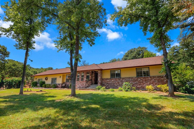 21247 Creekside Dr, Red Bluff, CA 96080 - ranch-style house featuring a front lawn and brick siding