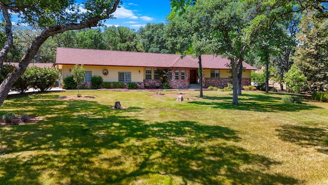 21247 Creekside Dr, Red Bluff, CA 96080 - ranch-style house featuring a front yard