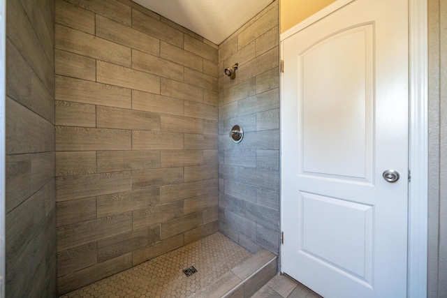 852 Lake Blvd, Redding, CA 96003 - bathroom featuring tiled shower