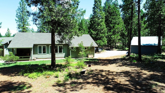32605 Three Oaks Dr, Shingletown, CA 96088 - view of side of home with a shingled roof