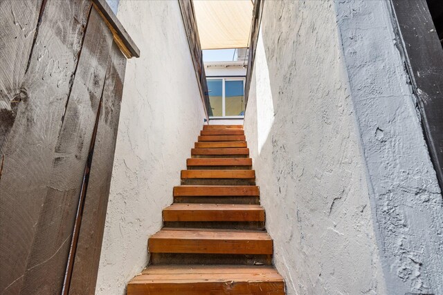 2005 E St, Redding, CA 96001 - view of stairs