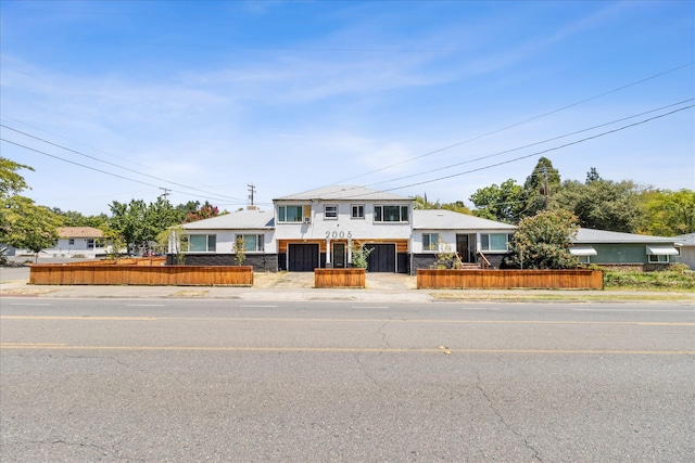 2005 E St, Redding, CA 96001 - tri-level home with a fenced front yard and stucco siding