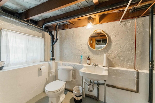 4400 Allen St, Dunsmuir, CA 96025 - half bath featuring a textured wall, toilet, concrete flooring, and a sink
