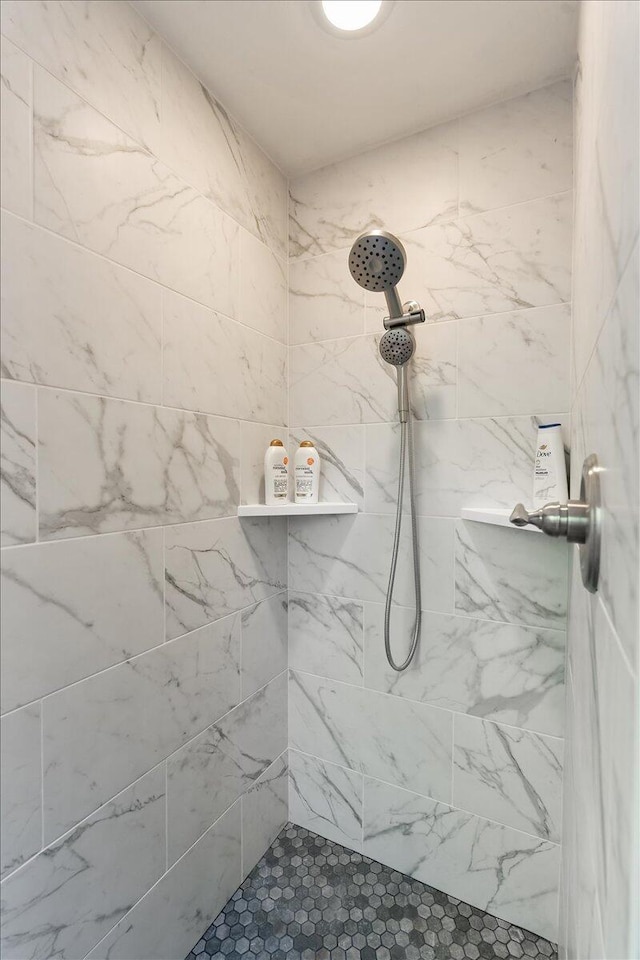 4400 Allen St, Dunsmuir, CA 96025 - bathroom featuring tiled shower