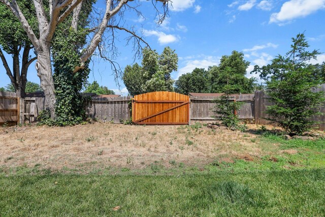 3371 Bardick Rd, Anderson, CA 96007 - fenced backyard with a gate