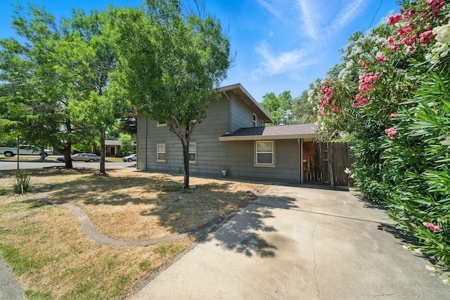 4050 Oro Ct, Redding, CA 96001 - view of front of home with a front yard
