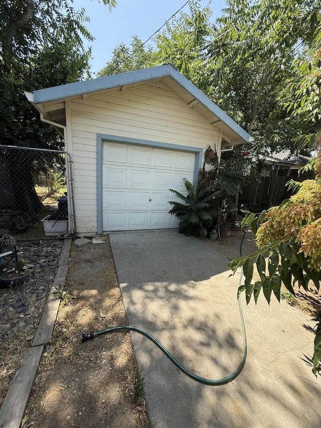 728 Lincoln St, Red Bluff, CA 96080 - detached garage featuring driveway