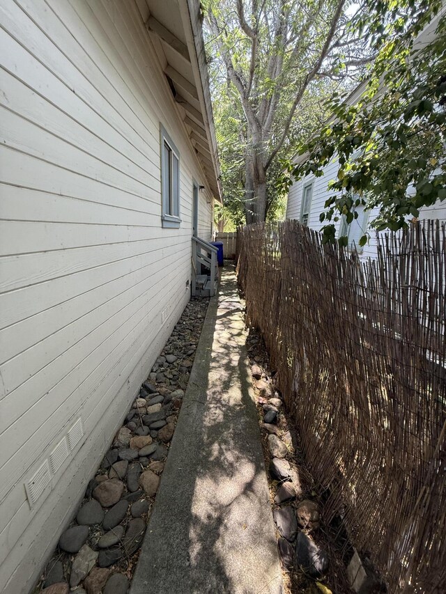 728 Lincoln St, Red Bluff, CA 96080 - view of side of home