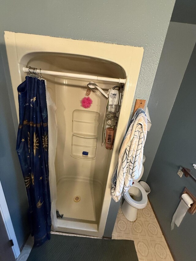 728 Lincoln St, Red Bluff, CA 96080 - full bathroom featuring toilet and a shower stall