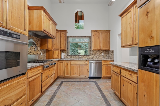 19250 Coal Creek Rd, Lakehead, CA 96051 - kitchen with stainless steel appliances, inlaid floor details, backsplash, and a towering ceiling